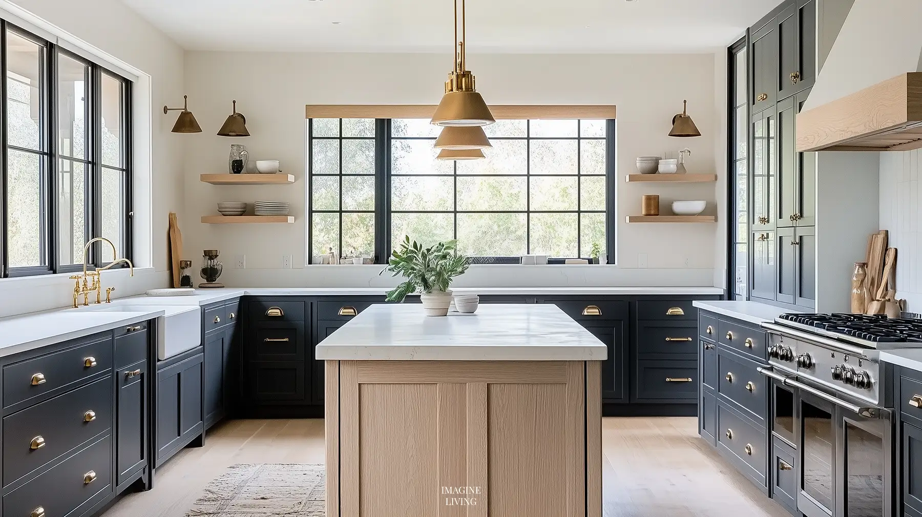 61+ Modern Farmhouse Kitchens Embracing Dark Cabinets with a Luxe Twist